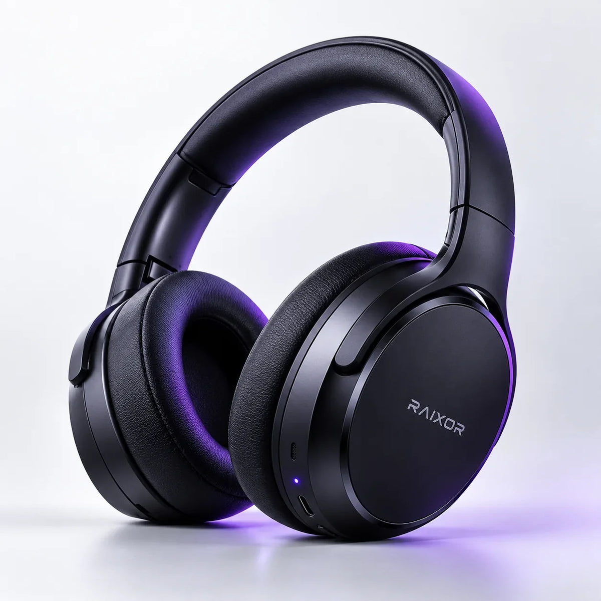 Audífonos Bluetooth negros de diadema con iluminación violeta sobre fondo claro | RAIXOR
